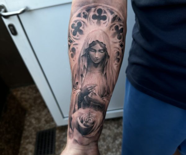 Realizm - Maryja z różą - wiara - tatuaż - Lots of Ink Koszalin